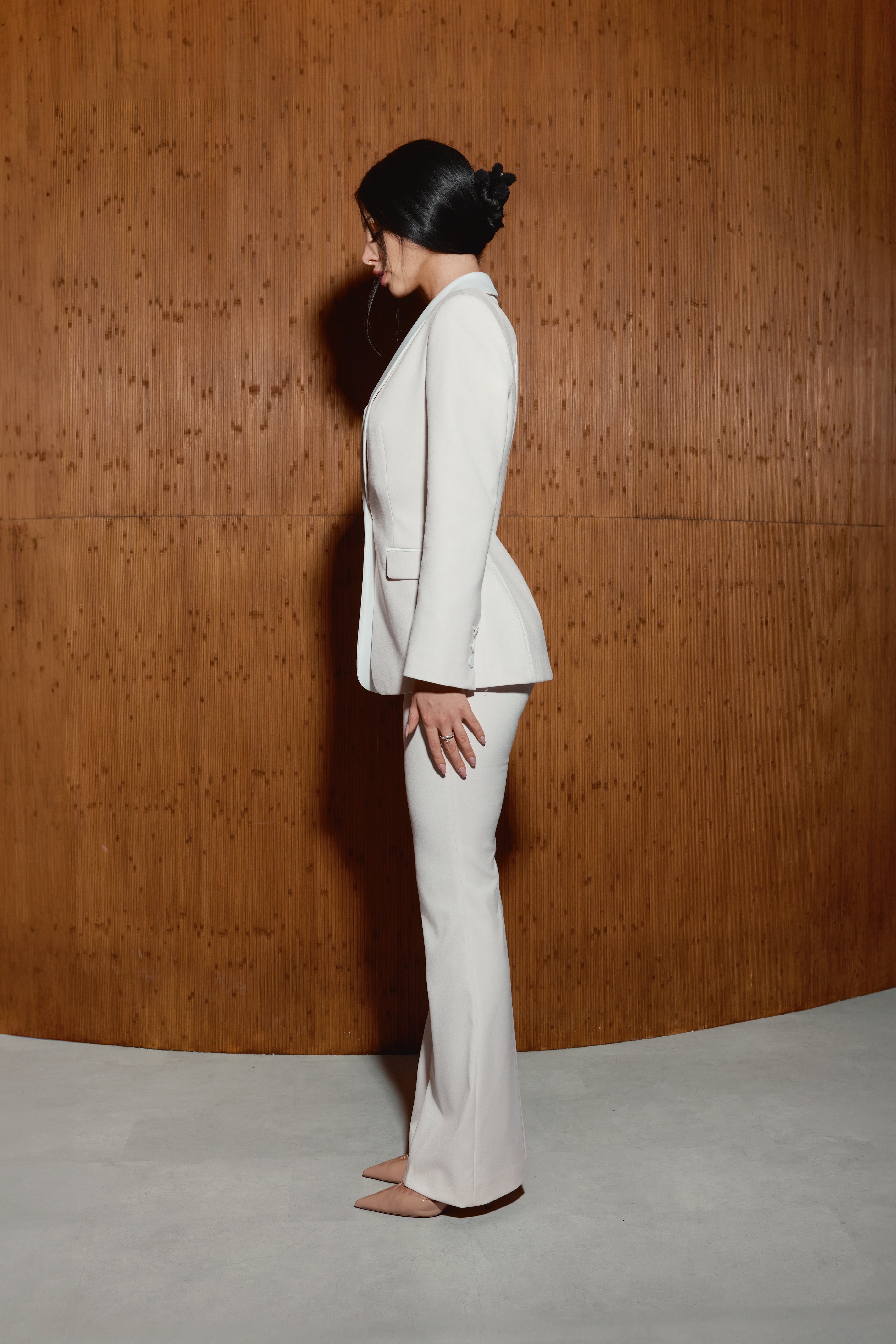 КОСТЮМ З ПРИТАЛЕННИМ ЖАКЕТОМ